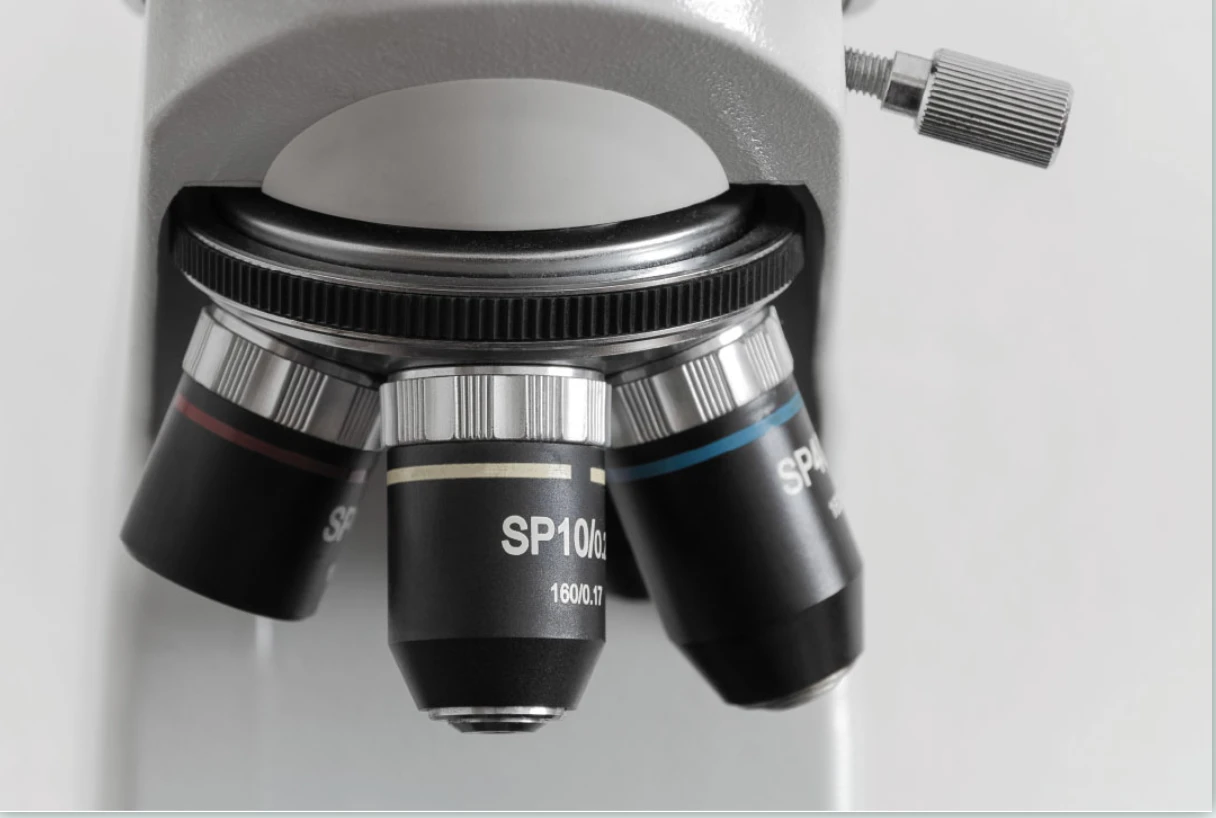 Obiettivi di un microscopio da laboratorio